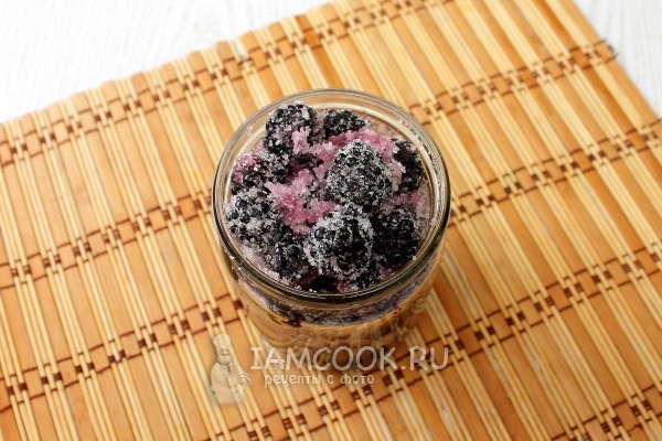 Уложить ежевику в банку