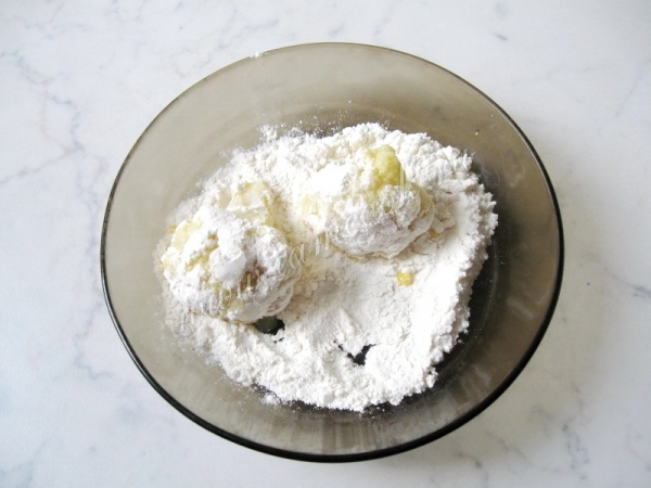 Обвалять капусту в муке