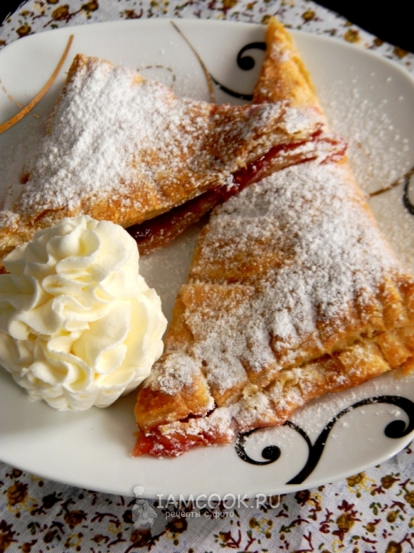 Фото сладкого пирога из слоеного теста с вареньем