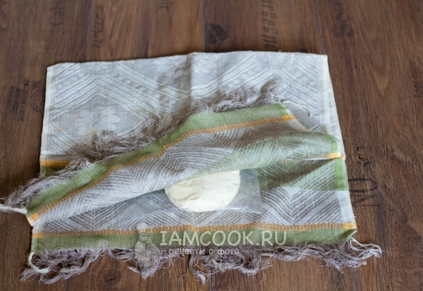 Вымесить тесто ногами