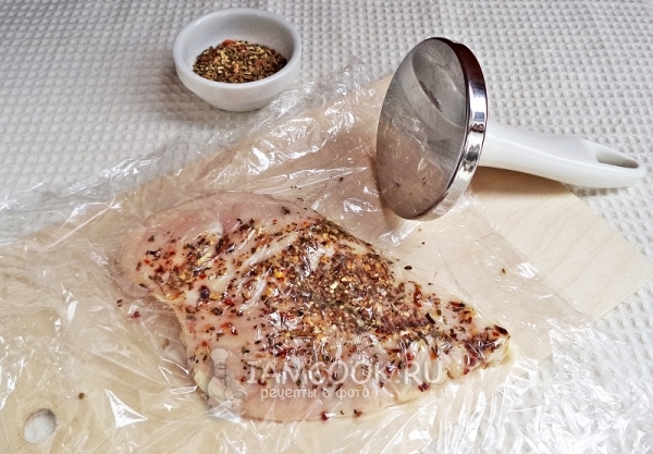 Мясо натереть специями и отбить