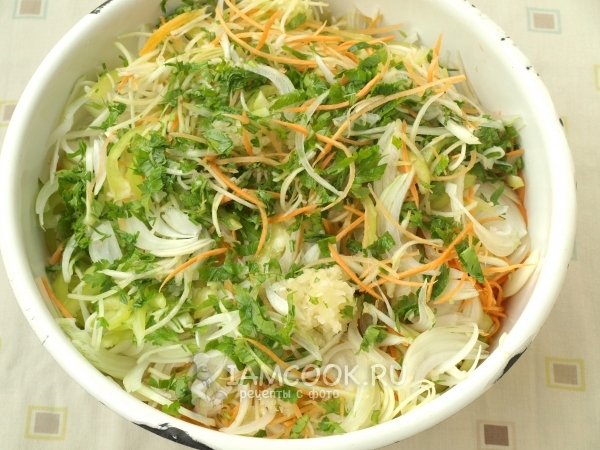 Положить петрушку и чеснок