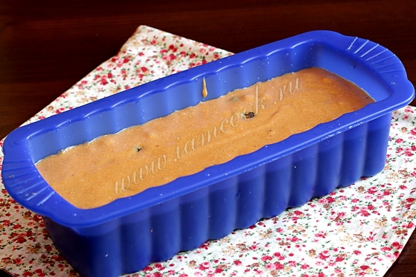 влить тесто в форму