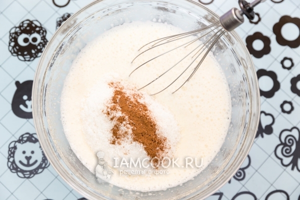 В яичную массу положить корицу и кокосовую стружку