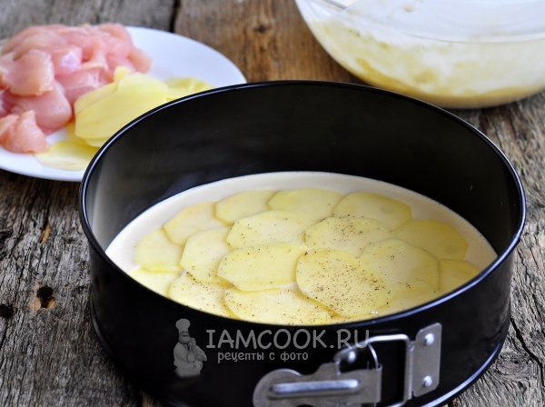 Положить на тесто слой картофеля