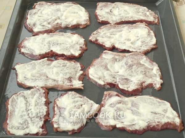 Мясо смазать сметаной
