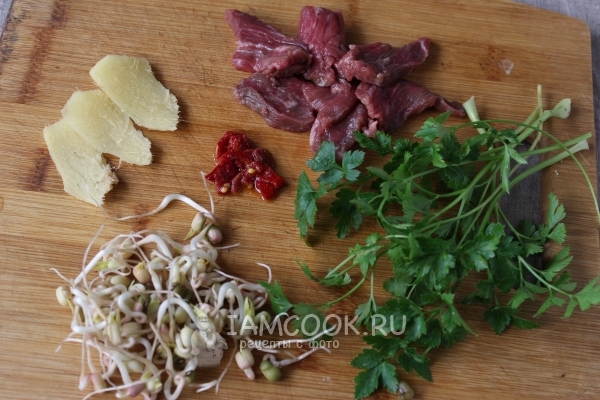 Подготовить мясо, зелень, имбирь и ростки маша