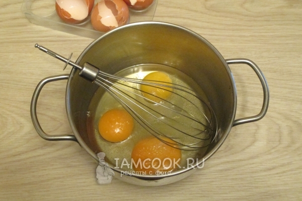Взбить яйца с солью и сахаром