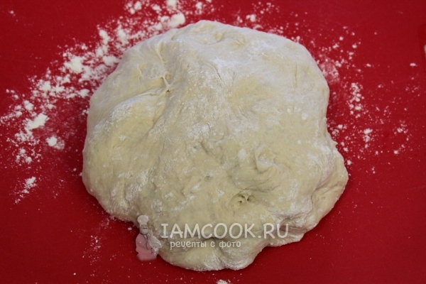 Выложить тесто на стол