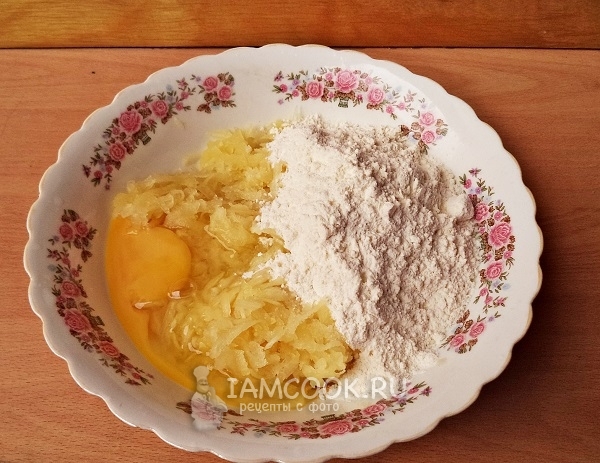 Смешать кабачок, яйцо и муку