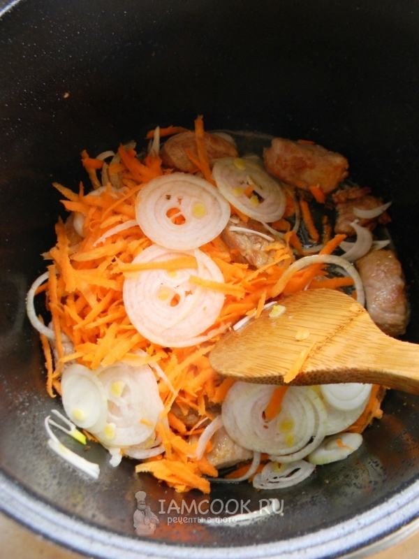 Положить лук и морковь