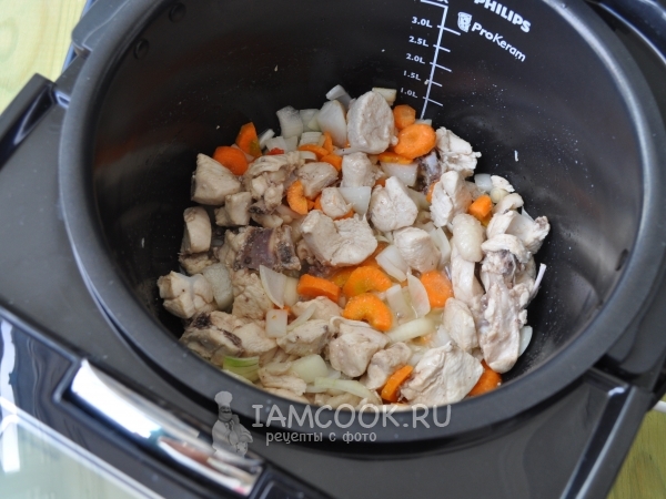 Положить лук и морковь