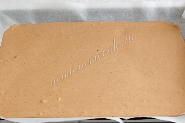 Тесто вылить на противень