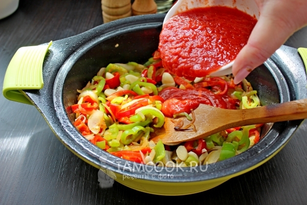 Положить томатную пасту