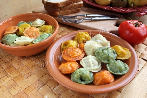 Цветные пельмени в тарелке