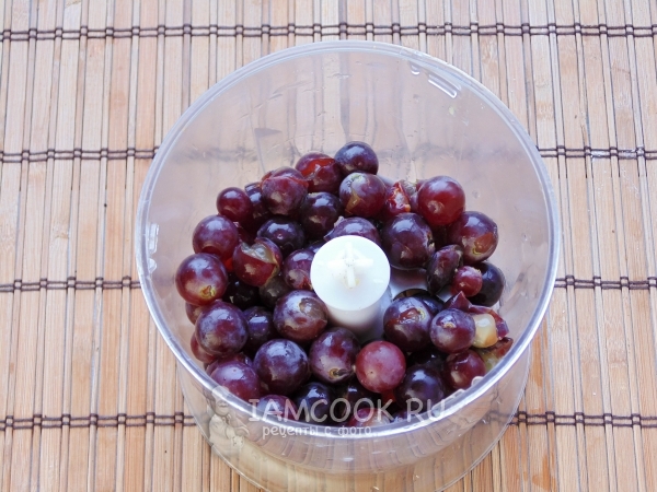 Положить виноград в блендер
