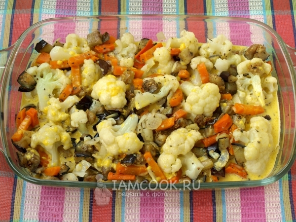 Залить овощи яйцами с мукой