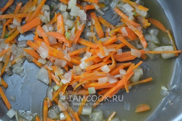 Обжарить лук с морковью