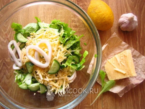 Соединить салат, кальмары, огурцы и сыр
