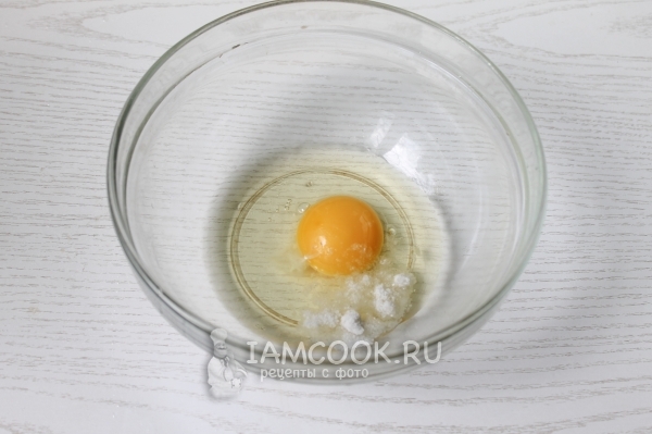 Посолить куриное яйцо