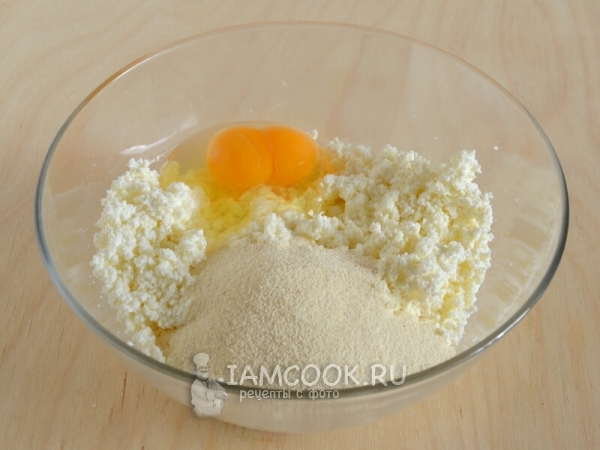 Смешать творог, манку и яйцо