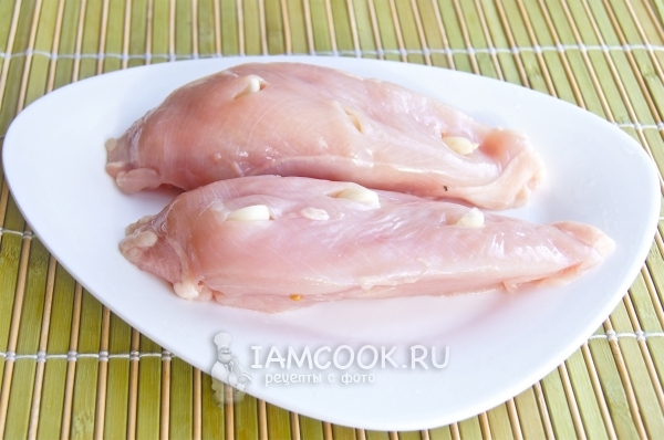 Воткнуть в куриную грудку чеснок