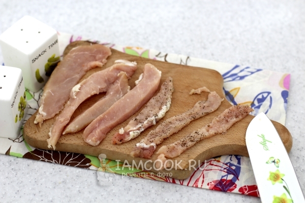 Мясо порезать и посолить