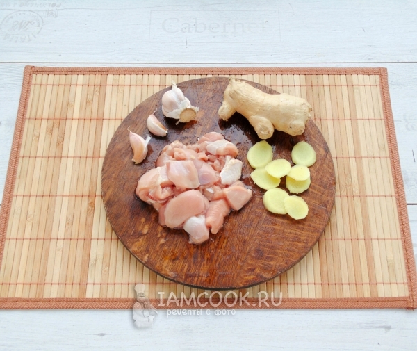 Измельчаем курицу, имбирь и чеснок