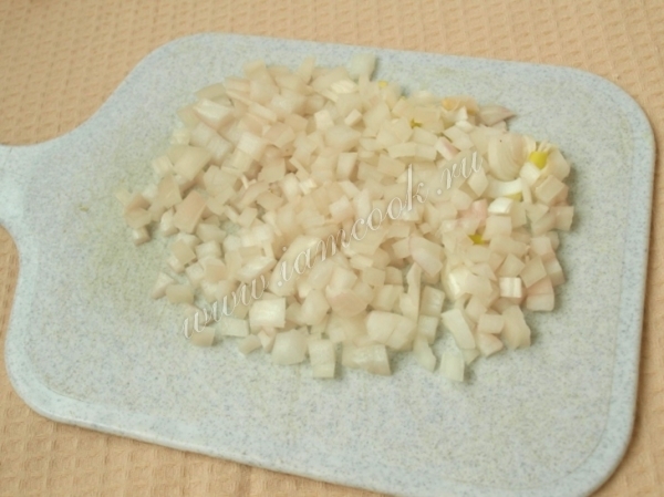 Нарезанный репчатый лук