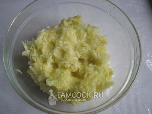 Потереть кабачки на терке