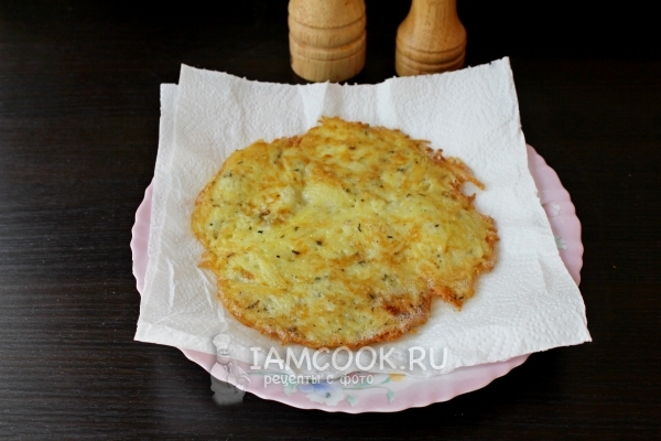 Положить блин на салфетку