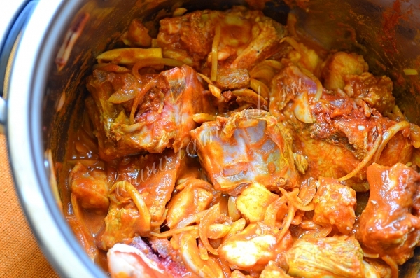 Мясо с луком и приправами