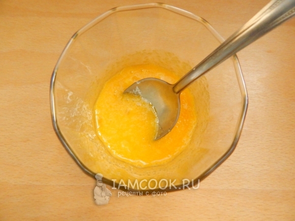 Всыпать сахар к желткам