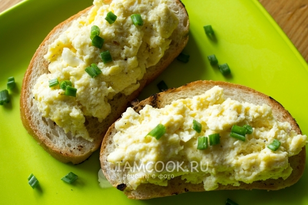 Бутерброды с яичницей-болтуньей