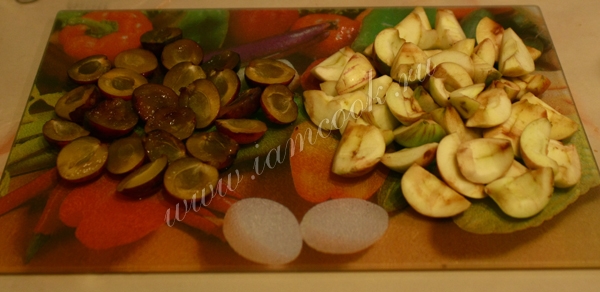 Фото нарезанных слив и яблок