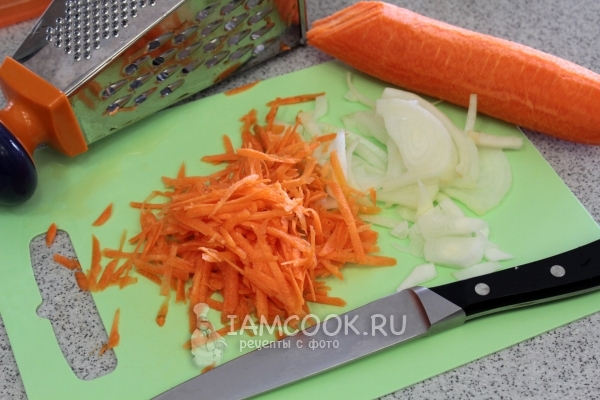 Натереть морковь и порезать лук