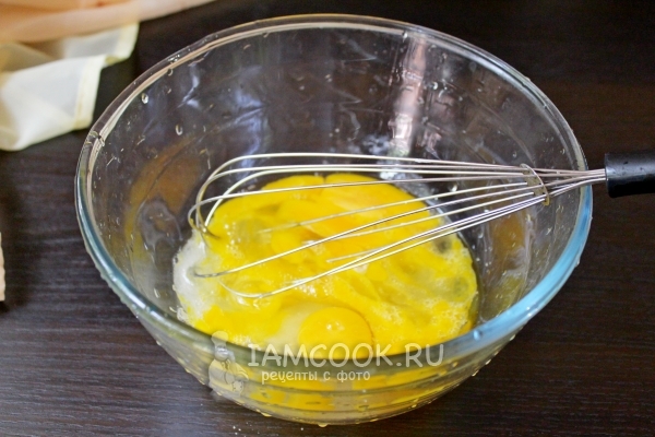 Взбить яйца с сахаром
