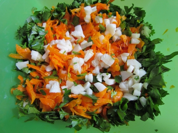 Морковь с чесноком и зеленью