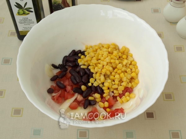 Смешать лук, помидоры, фасоль и кукурузу