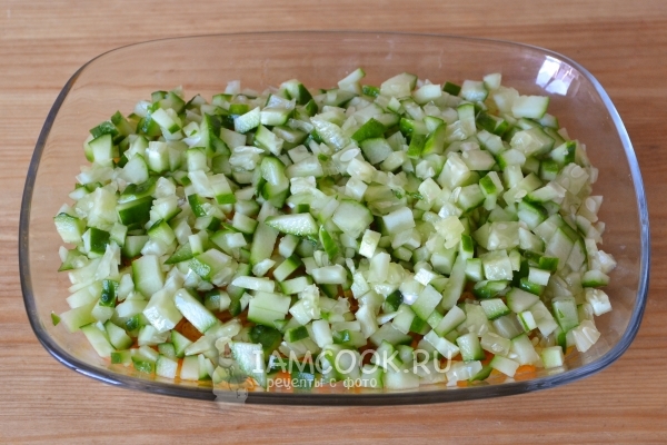 Положить слой огурцов