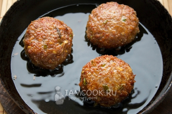 Обжарить тефтели