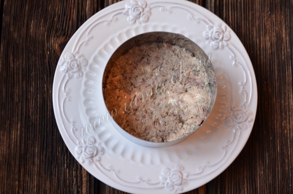 Выкладываем первый слой салата из сардин