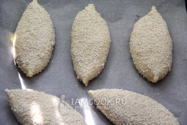 Переложить погачу на противень