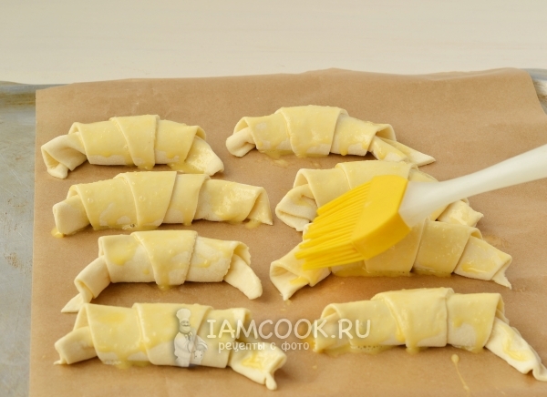 Смазать круассаны