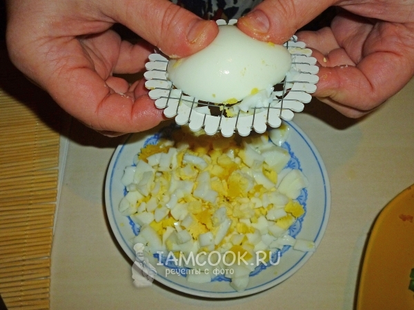 Порезать яйца