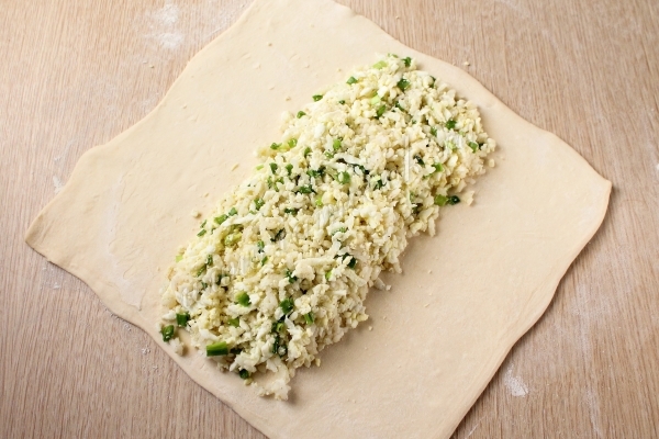 Выложить начинку на тесто