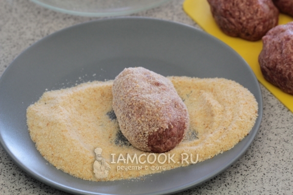 Обвалять котлеты в сухарях