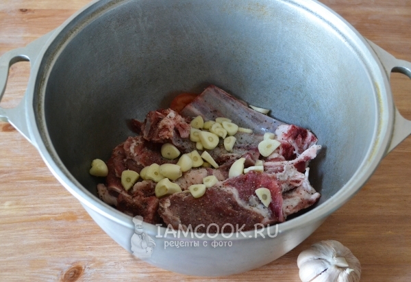 Положить чеснок