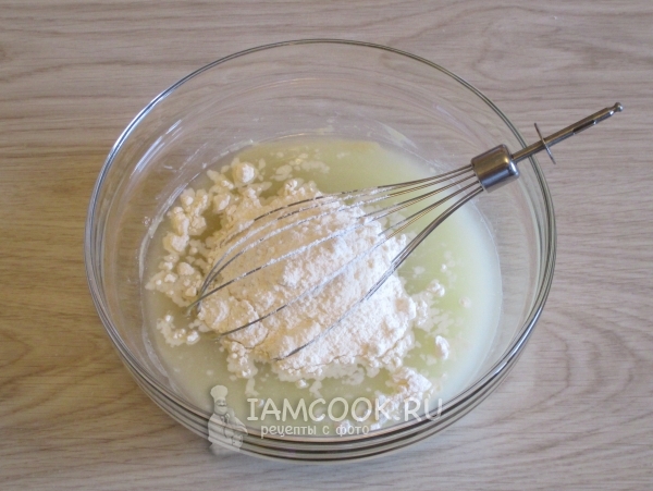 Влить воду и всыпать муку