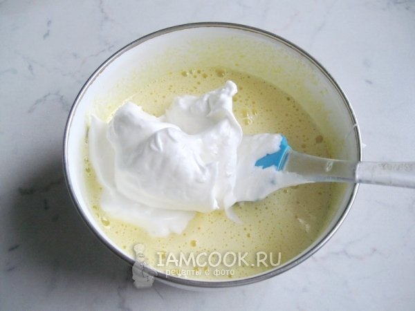 Соединить белки с желтками